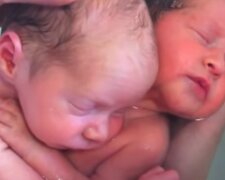 Novorozená dvojčata se odmítají přestat objímat