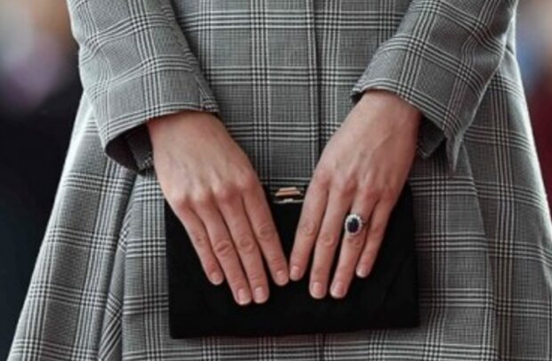 Manikúra Kate Middleton. Foto: snímek obrazovky clutch.net.ua