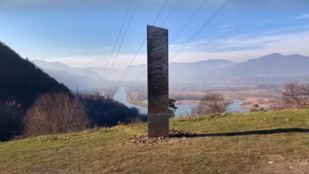 Podobný monolit, který zmizel z pouště v Utahu, se nachází na svahu v Rumunsku