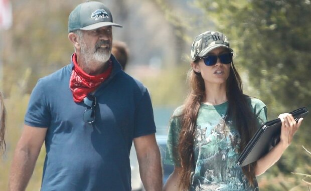 I po šedesátce pořádný štramák: Mel Gibson se snoubenkou si užívají lásku i na ulici