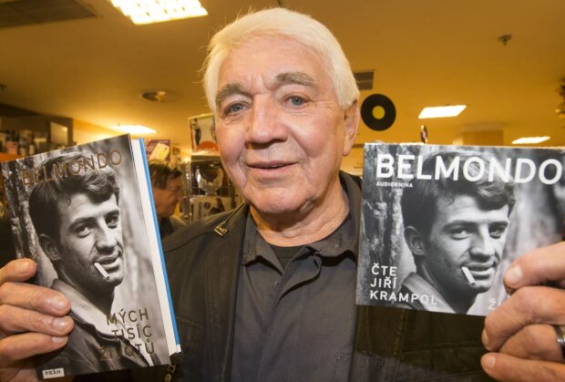 Jiří Krampol v době, kdy namlouval audioknihu. Foto: Snímek obrazovky ahaonline.cz