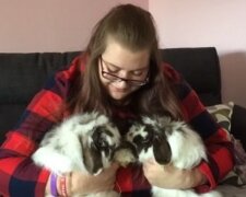 Nemoc ustoupila před soucitem: péče o králíky jí pomohla vyléčit ochrnutí rukou