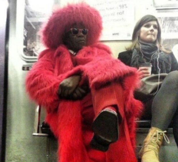 Lidé v podivném oblečení. Foto: snímek obrazovky clutch