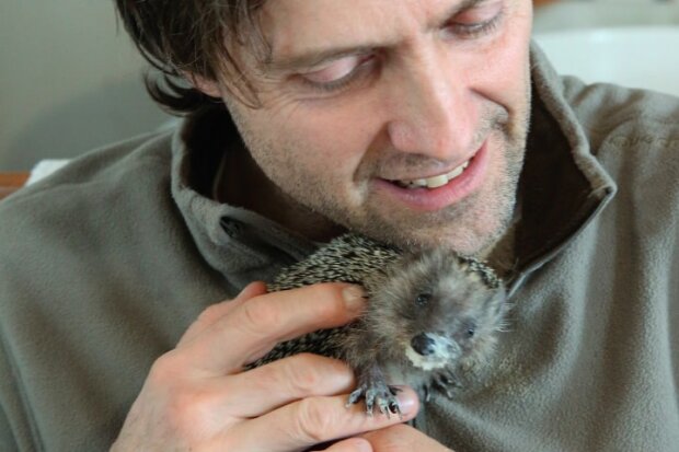 Veterinář zachránil malého ježka a ježek změnil celý jeho život