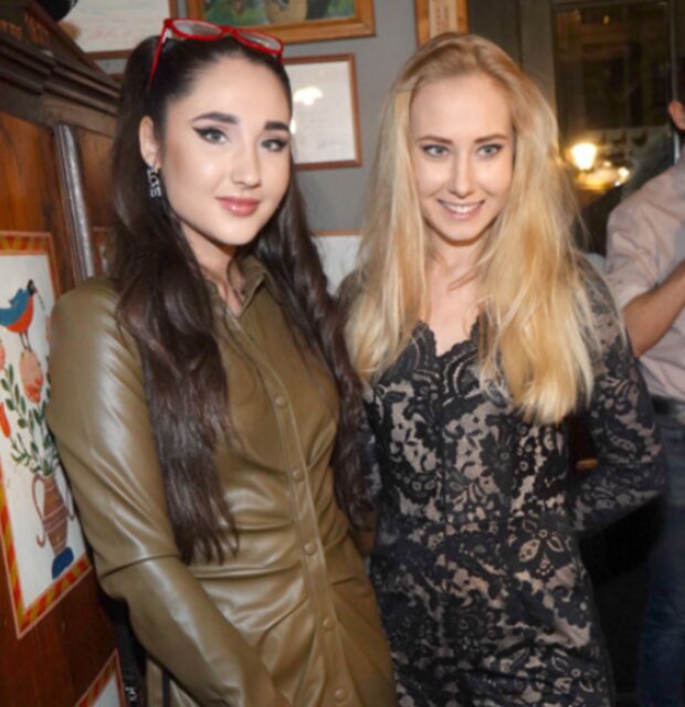 Natálie Grossová se sestrou Denisou. Foto: snímek obrazovky extra.cz