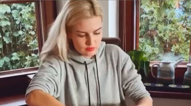„Hlásim, že žijem": Těhotná Nikol Štíbrová onemocněla. Gratulovat své mamince k narozeninám osobně herečka bude moci až po čase