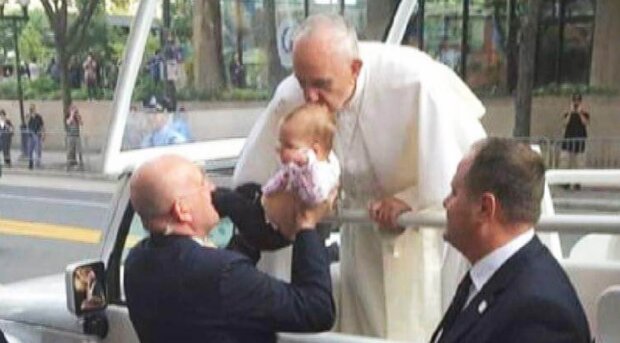 Papež políbí dítě na hlavu. Nevěděl, co je s dítětem špatně, ale provedl zázrak o kterém vědí celý svět