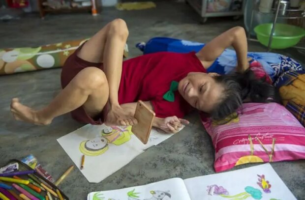 Dívka maluje obrazy nohama, aby pomohla rodině koupit potraviny
