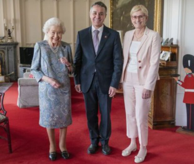 Alžběta II., Ignazio Cassis a jeho manželka Paola Cassis. Foto: snímek obrazovky tsn