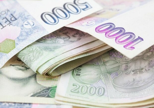 Obyvatelka Česka našla na parkovišti 44 tisíc korun a peníze předala policii