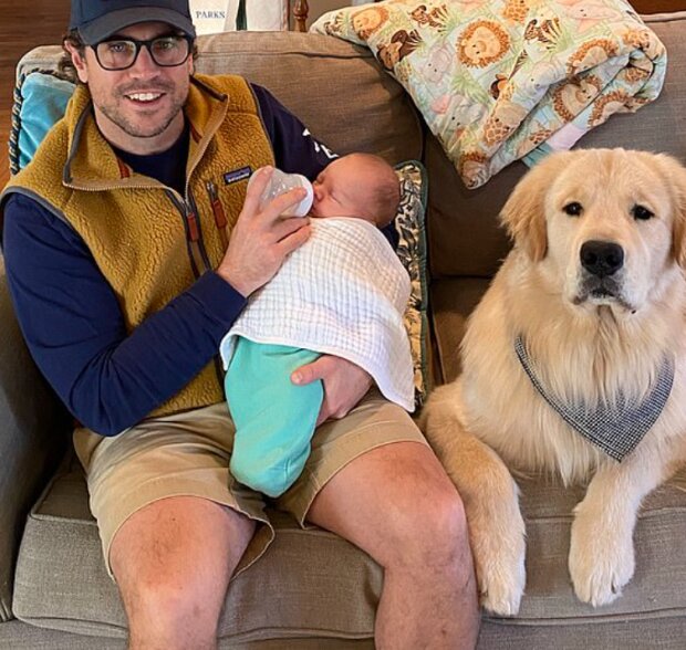 Pes a dítě. Foto: snímek obrazovky dailymail.co.uk