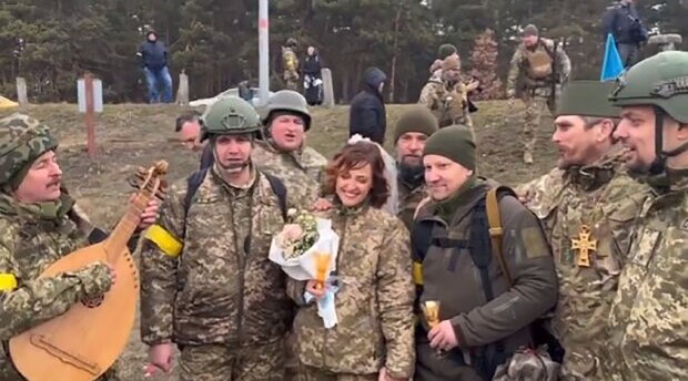 "A život jde dál": Dojemná svatba na frontě u Kyjeva
