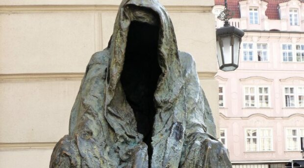 „Plášť svědomí“ - neobvyklá socha v ulicích Prahy