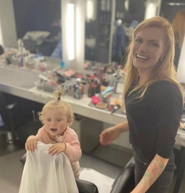 Gabriela Soukalová s dcerou. Foto: snímek obrazovky super.cz