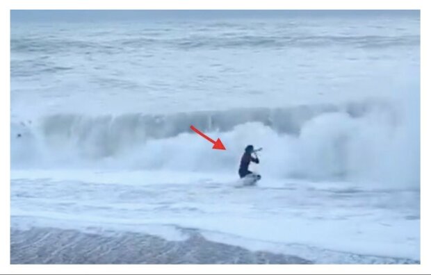 V dechberoucím videu se statečná panička vrhá do rozbouřeného oceánu, aby zachránila svého psa, kterého odnesla nečekaně silná vlna