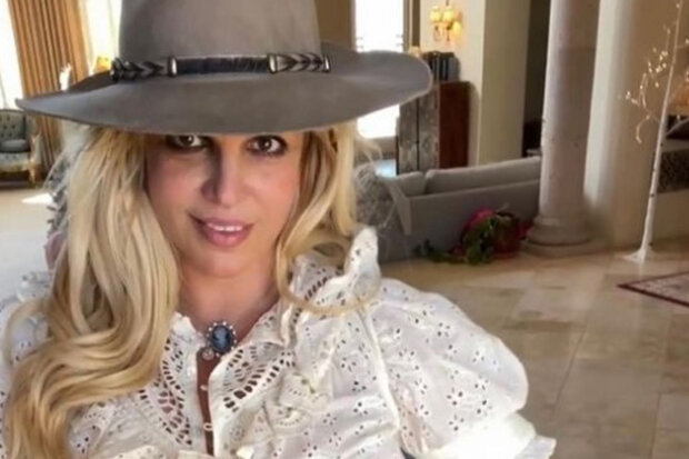 "Proč na dovolené vypadám mladší": Zatímco Britney Spears sdílí s fanoušky odvážné fotky, její snoubenec chce uzavřít předmanželskou smlouvu