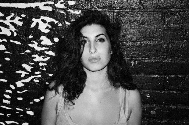 Uběhlo devět let od té doby co odešla zpěvačka Amy Winehouse: Co se zpěvačkou udělala její závislost