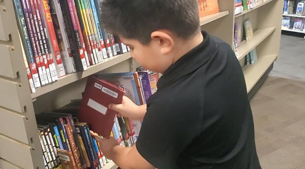Osmiletý chlapec napsal knihu a tajně ji vložil do knihovny: ke čtení tohoto díla se sešla celá řada