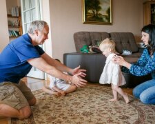 Vasilina se narodila bez rukou, ale přesto umí sama jíst, malovat a dokonce mýt nádobí