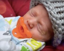 Šestaosmdesátiletý  dědeček se naučil plést a nyní pleté čepice pro předčasně narozené děti