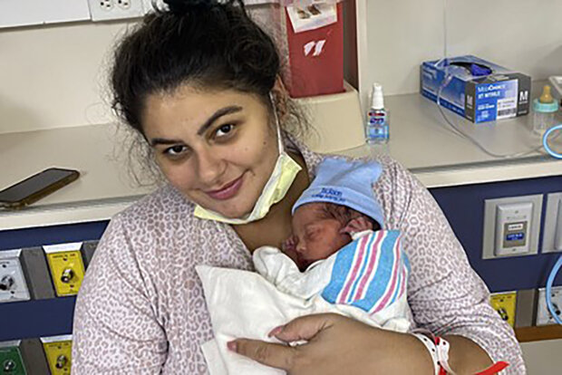 "Říkala jsem si: je to moje, to dítě je biologicky moje": Žena porodila vlastního synovce poté, co se stala náhradní matkou pro svou sestru