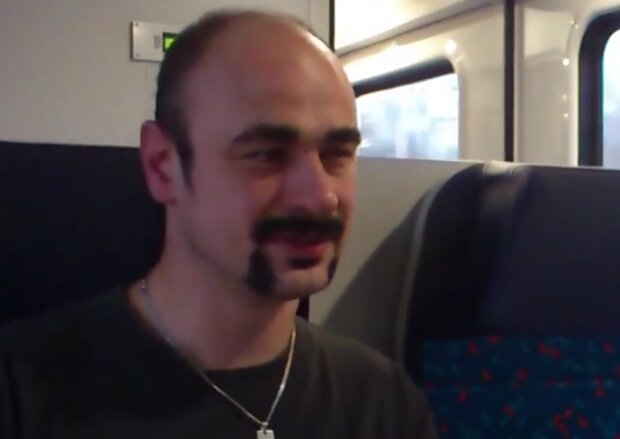 Rozhovor ve vlaku. Foto: snímek obrazovky YouTube