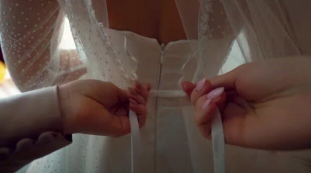 Svatební šaty . Foto: snímek obrazovky YouTube