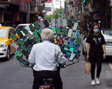 Proč sedmašedesátiletý Chen Sanyuan nainstaloval na své motorku 64 telefonů