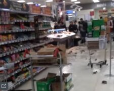 Ryby plavou po podlaze celého supermarketu: očití svědci natočili dění na kameru