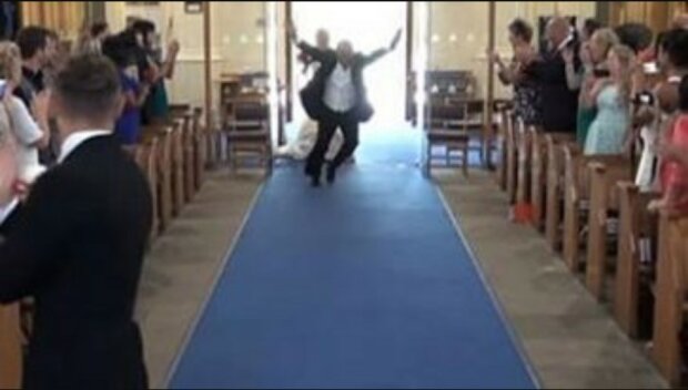 Video. Roztočil to i kněz. Ta nejšílenější svatba v kostele baví celý svět. Tento mladý pár dokazuje, že to vůbec nemusí být nuda