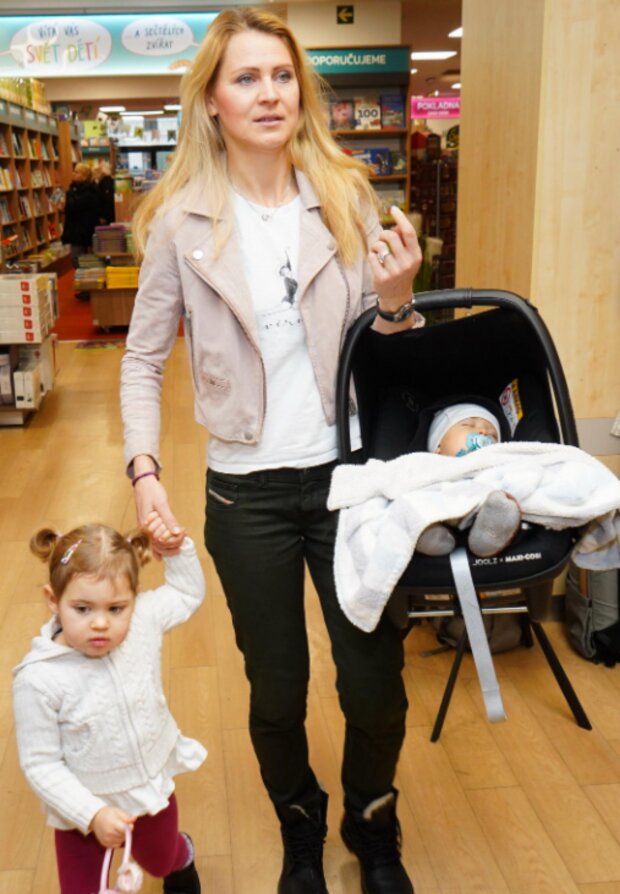 Lucie Šafářová s rodinou. Foto: snímek obrazovky super.cz