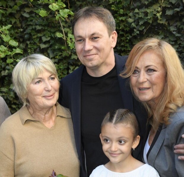 Simona Stašová s režisérem a kolegyněmi. Foto: snímek obrazovky super.cz
