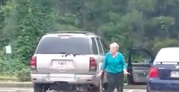 To, co dělá tato starší žena na parkovišti, když si myslí, že nikdo se nedívá, je prostě velkolepé. Máme této jedinečné video