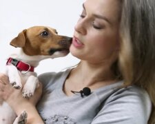 Holka a pes. Foto: snímek obrazovky YouTube