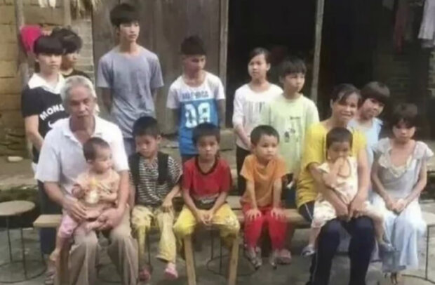 V Číně se páru narodilo 15 dětí navzdory přísné politice plánování rodiny v zemi: Proč pár unikl trestu