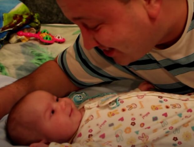 Otec a miminko. Foto: snímek obrazovky YouTube