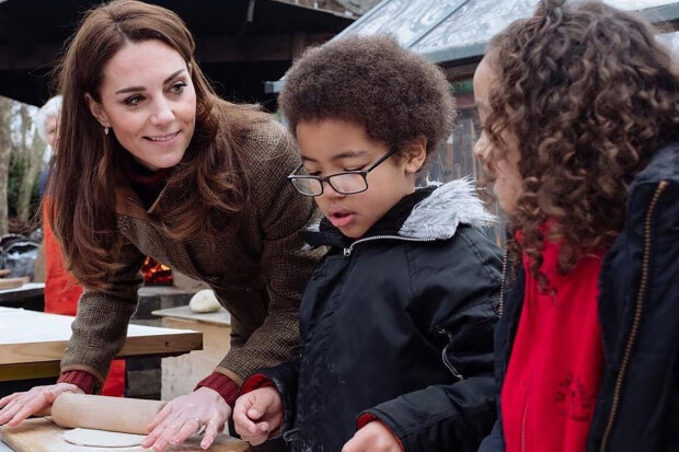 Kate Middleton debutovala v dětské televizní show: jakou pohádku si přečetla vévodkyně