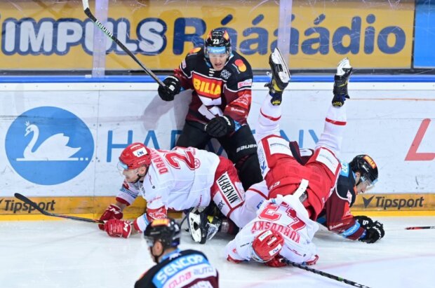Sparťan Lukáš Pech ustál souboj se dvěma Oceláři. Foto: snímek obrazovky isport.blesk.cz
