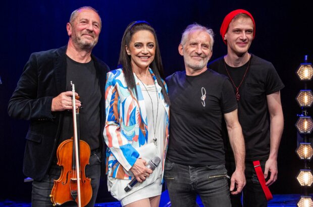 Lucie Bílá S kapelou Čechomor. Foto: Snímek obrazovky super.cz