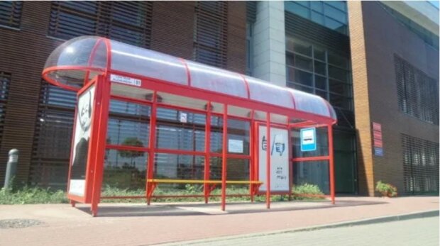 Ve Varšavě je autobusová zastávka, ze které nic neodjíždí, a přesto na ní každý den stojí lidé. Existuje něco takového i v Česku?