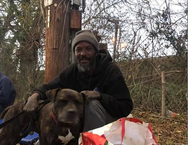 "Anděl strážný": bezdomovec riskoval život, aby zachránil 16 psů a koček z hořícího útulku