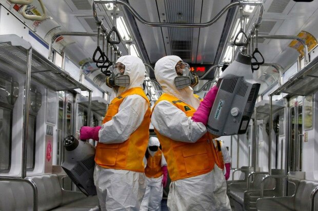 Skrytí bojovníci proti koronaviru: jak dezinfektoři pracují po celém světě. Ve fotografiích