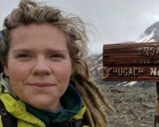 Turistka při lyžování v horách upadla a ztratila se: když ji našli záchranáři, ukázalo se, že nebyla sama