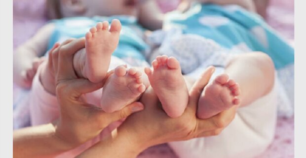 Náhradní matka porodila dvojčata, ale biologičtí rodiče je odmítli vzít. V průběhu jednoho dne bylo rozhodnuto o osudu dětí