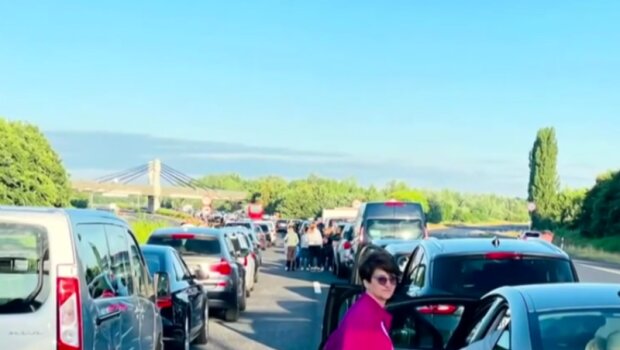 Kilometrové fronty na chorvatských hranicích. Foto: snímek obrazovky YouTube