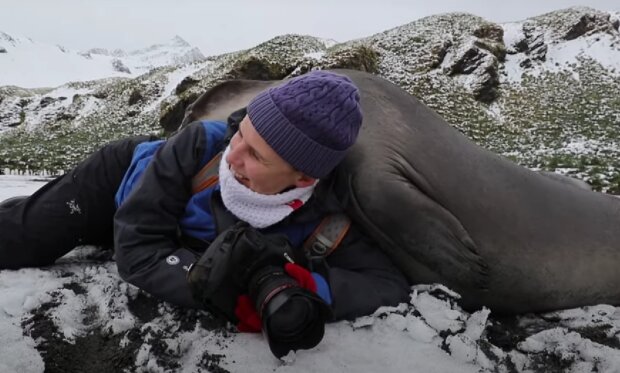 Žena a tuleň. Foto: snímek obrazovky YouTube