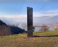 Podobný monolit, který zmizel z pouště v Utahu, se nachází na svahu v Rumunsku