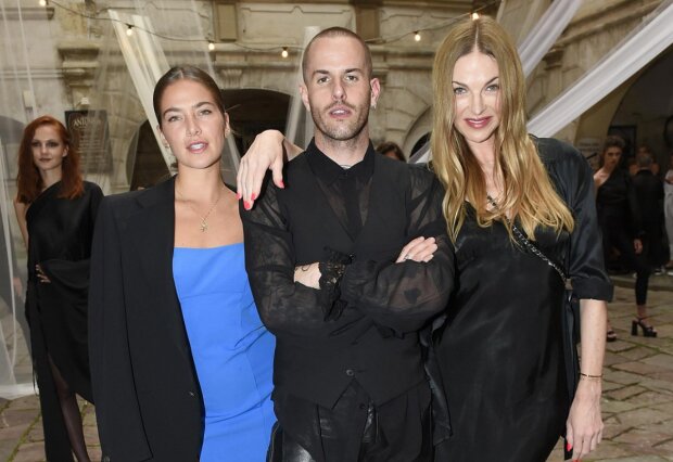 Šaty navrhuje Lukáš Macháček. Foto: Snímek obrazovky super.cz