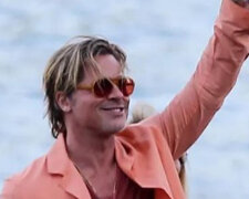 Brad Pitt pózoval v růžovém obleku na filmové premiéře v Soulu: Fotografie se objevily online