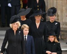 Královští fanoušci pochopili, čí brož měla princezna Charlotte na rozloučení s Alžbětou II: "Posvátné rodinné detaily"